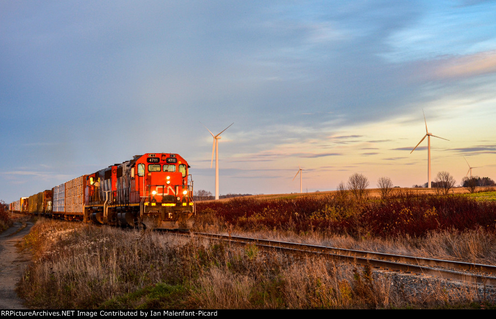 CN 4711 leads 561 at Saint-Laurent road